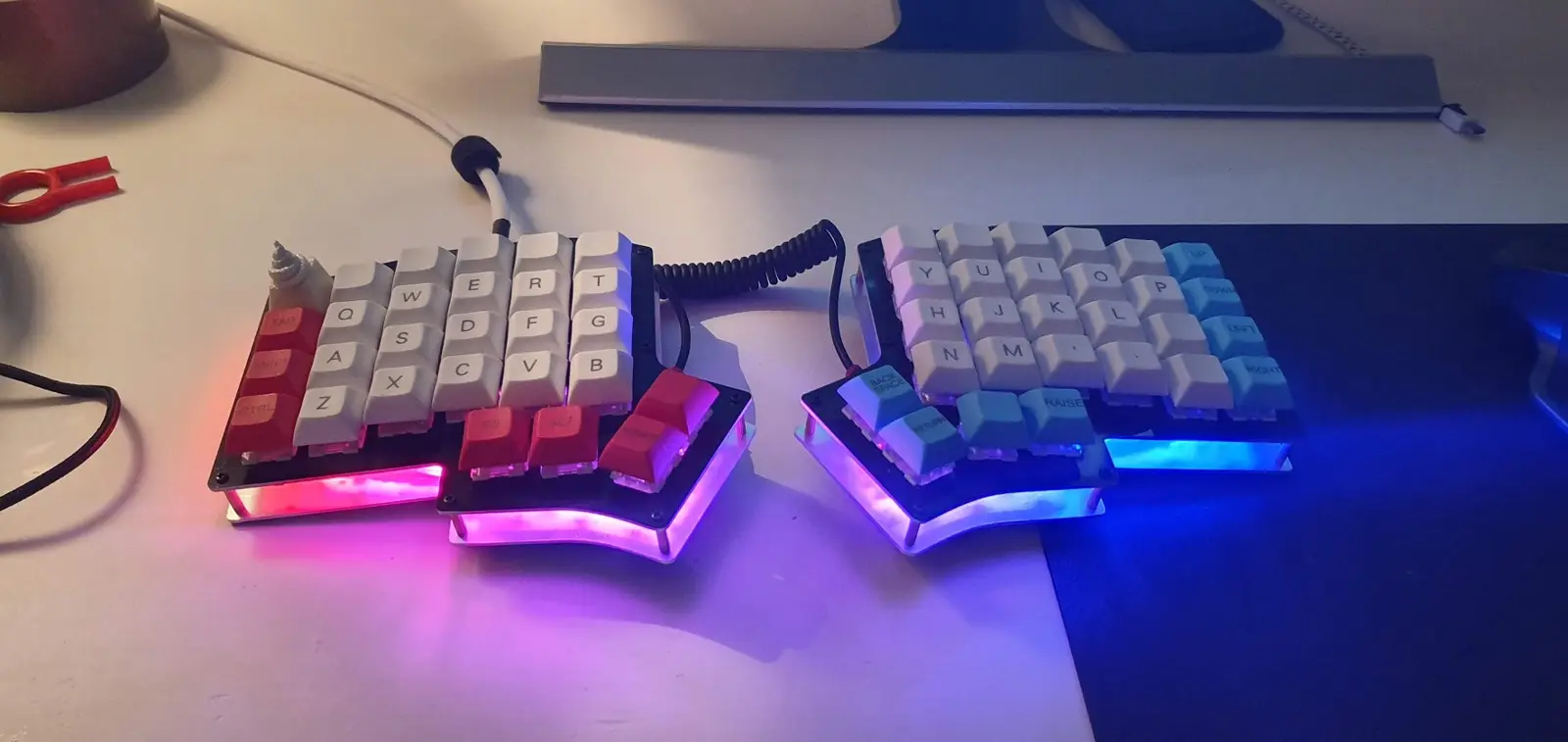 Iris Rev 2.5 keybaord with aluminium plates as case and a poop-artisan keycap