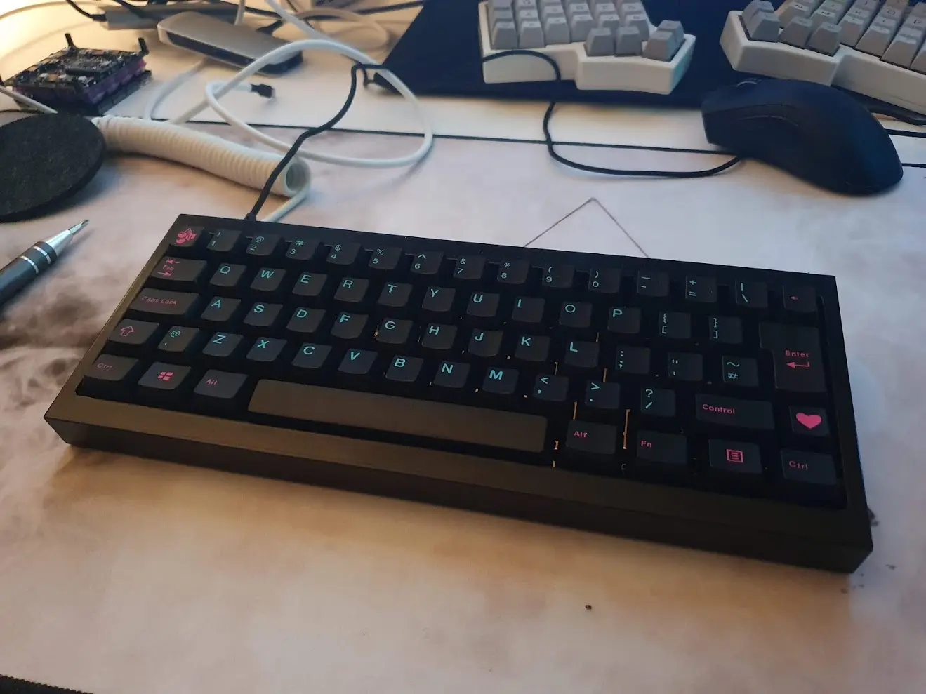 Same DZ60 as in the previous image but this time with different plate, switches and keycaps