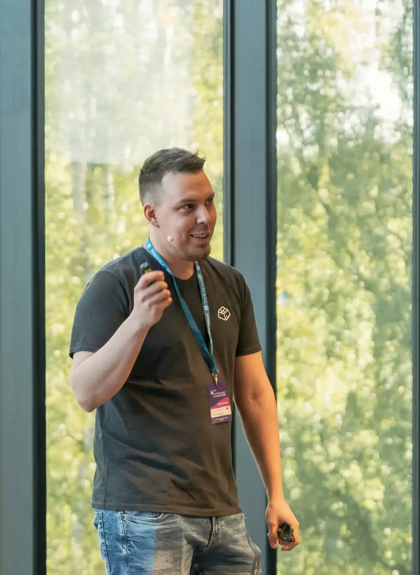 Oliver Granlund holding a presentation at WordCamp Tampere 2023 - Photo by Gennady Kurushin