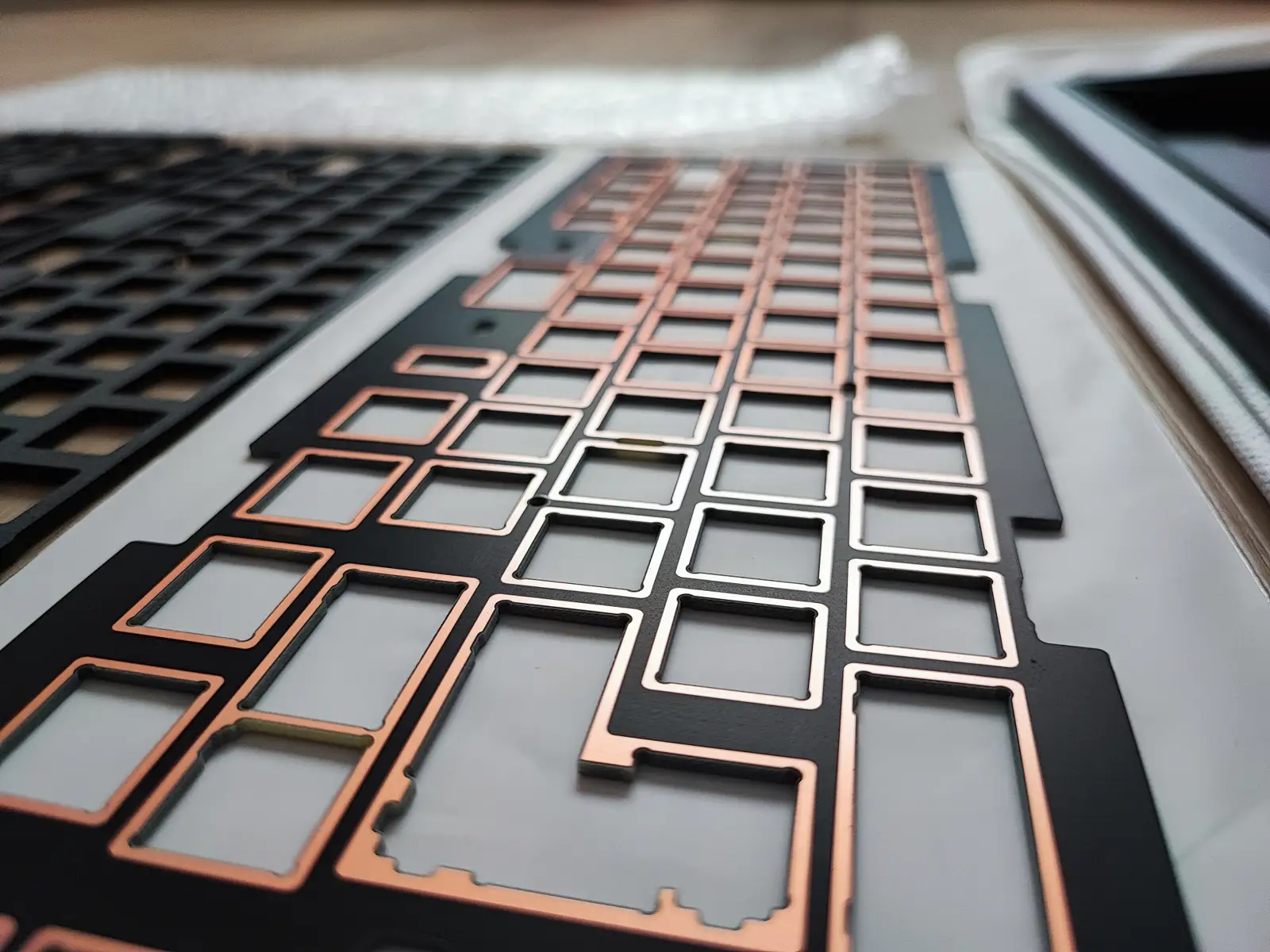 Closeup of the plate with copper edges