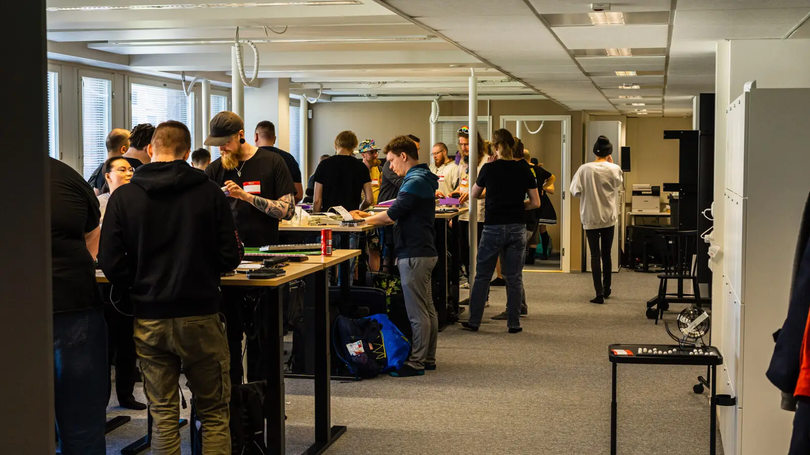 People sharing mechanical keyboards at a Finnish meetup